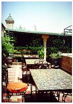 Speisen Sie über den Dächern von Marrakech